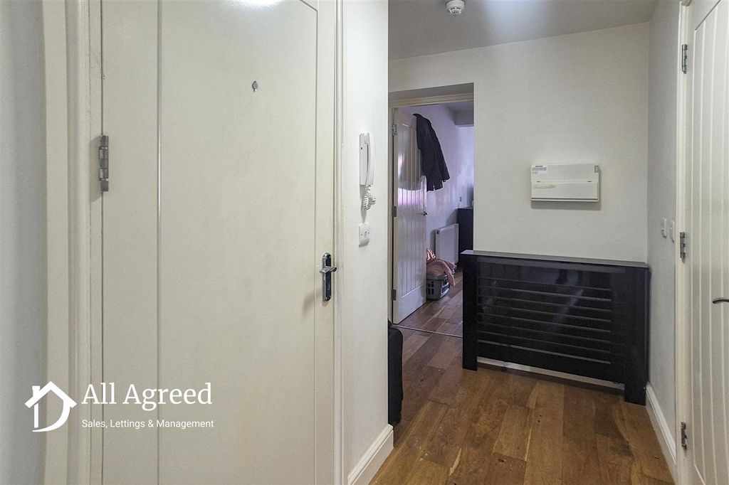 Property photo 2 of 7 Entrance Hall