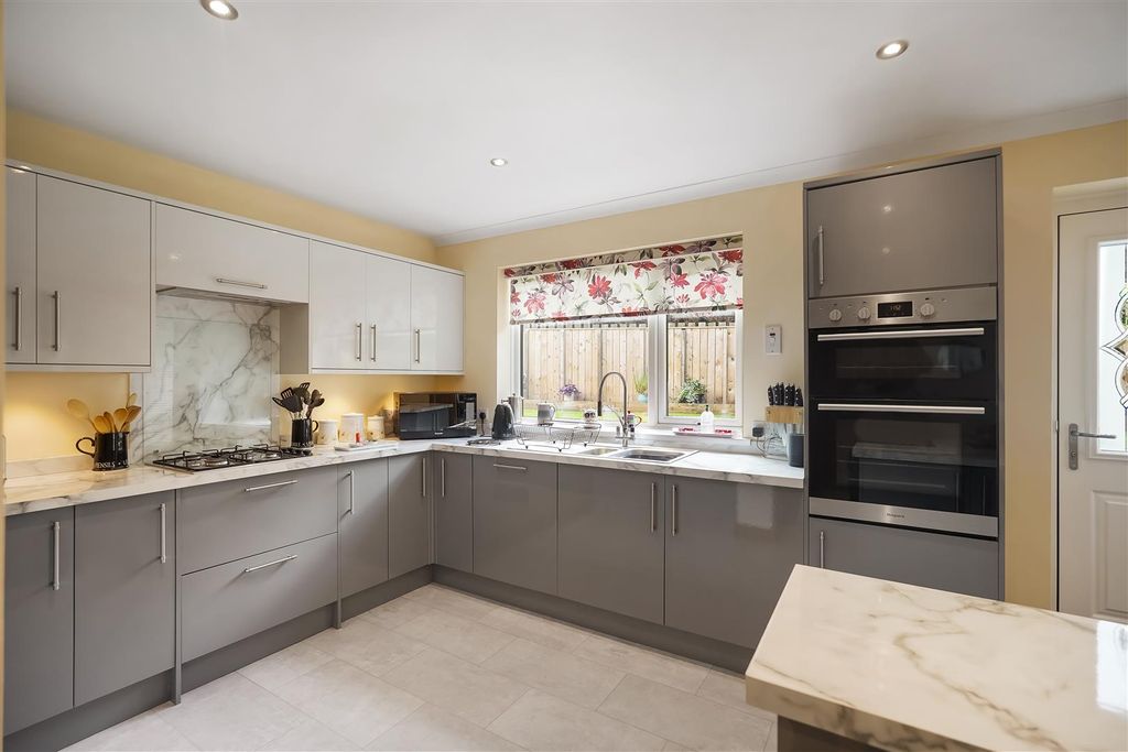 Property photo 2 of 47 Kitchen/Breakfast Room