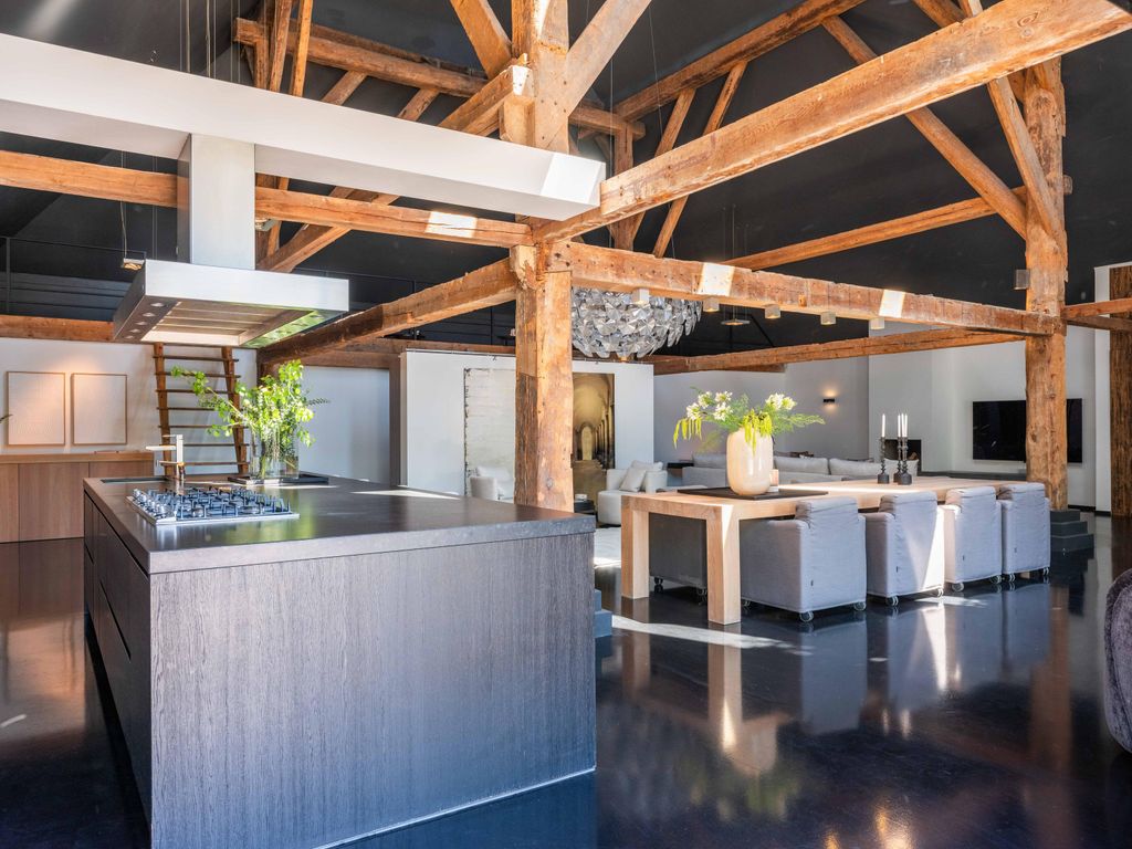 Property photo 3 of 96