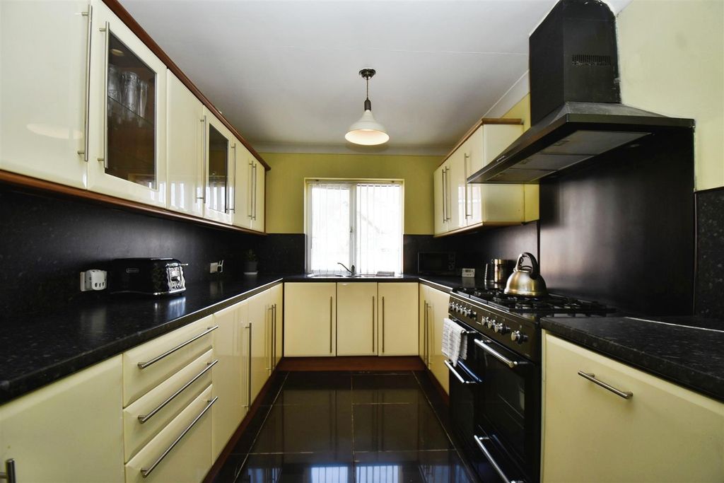 Property photo 3 of 25 Dining Kitchen