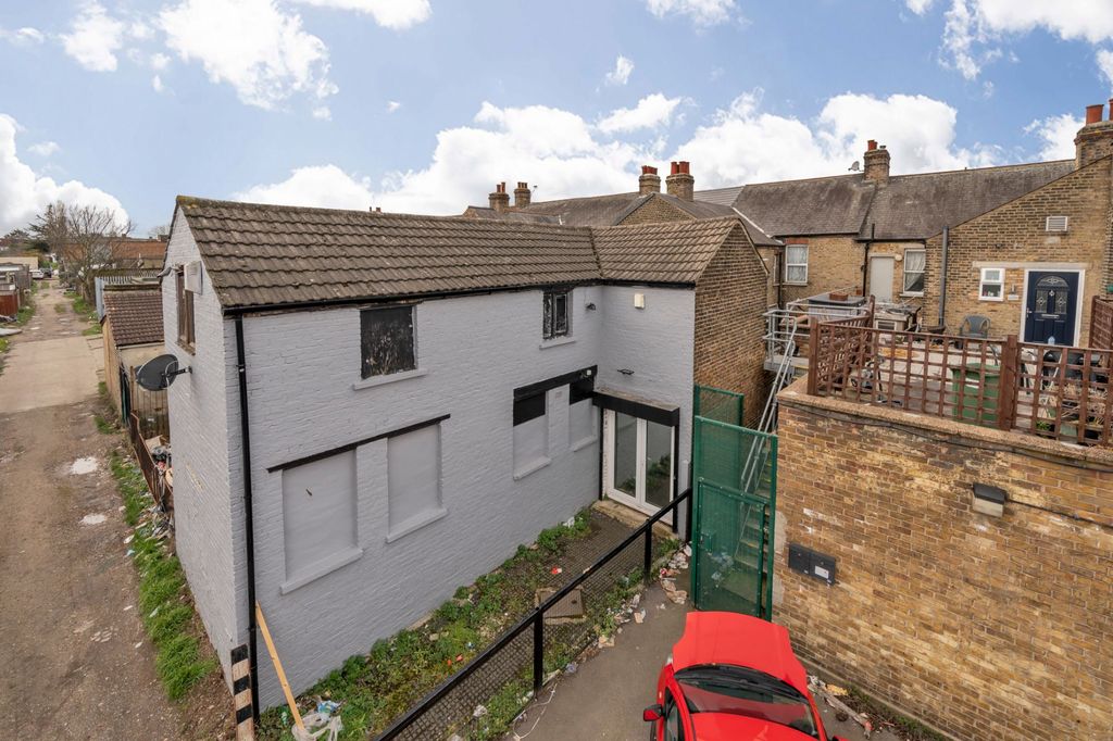 Property photo 1 of 13 The Coach House To The Rear Of 237 Bexley Road, Erith, Kent, Da8 3Ex