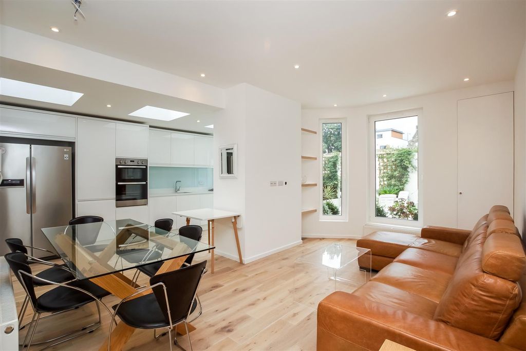 Property photo 3 of 11 Dining Area