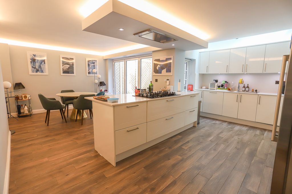 Property photo 3 of 25 Kitchen/Diner