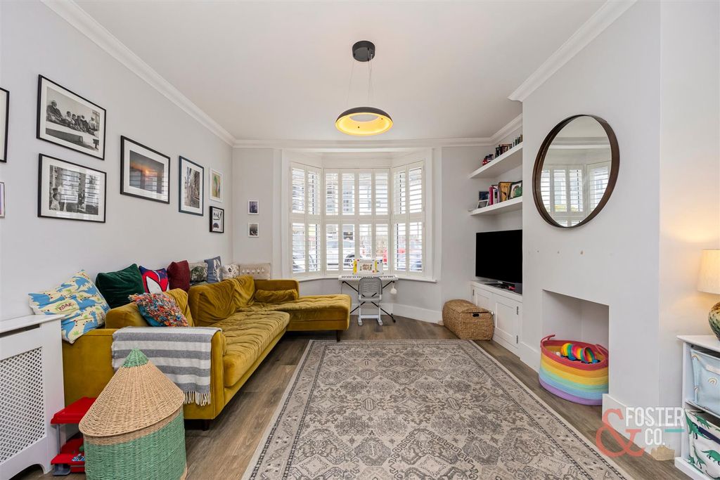 Property photo 2 of 24 Connaught Terrace, 4-009.Jpg