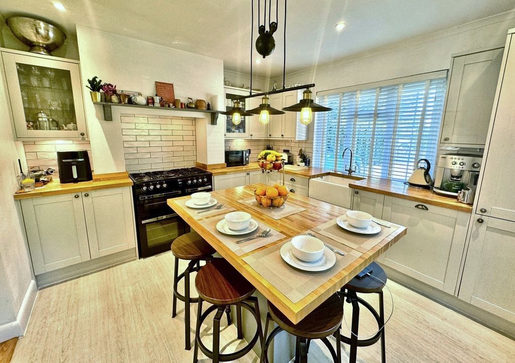 Property photo 3 of 28