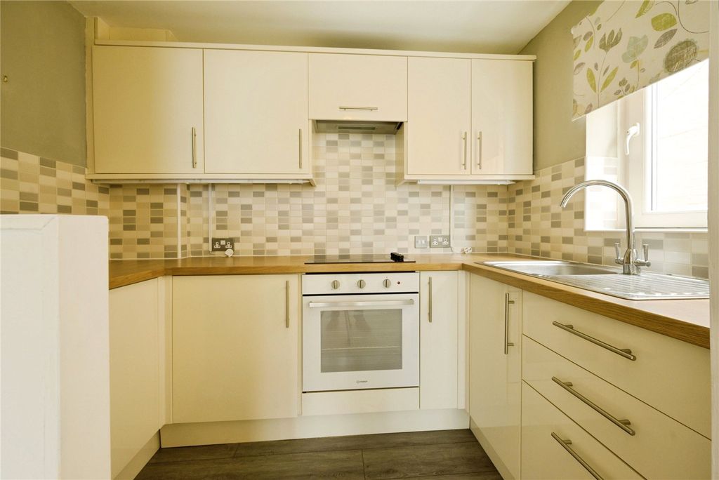 Property photo 3 of 10 Kitchen