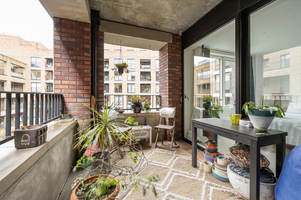 Property photo 3 of 22 Adansbeck Court, E3