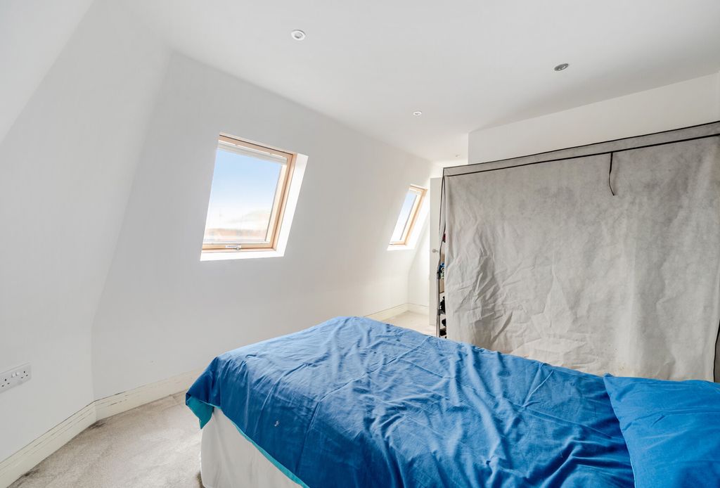 Property photo 3 of 8 1375223-9-692Daab...