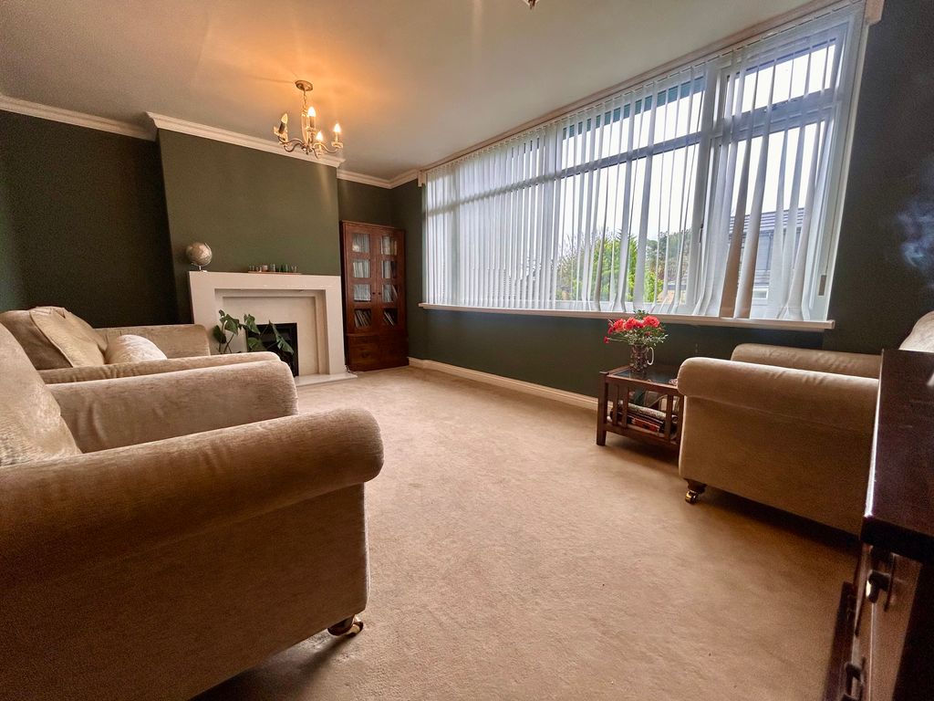 Property photo 3 of 11 Lounge1