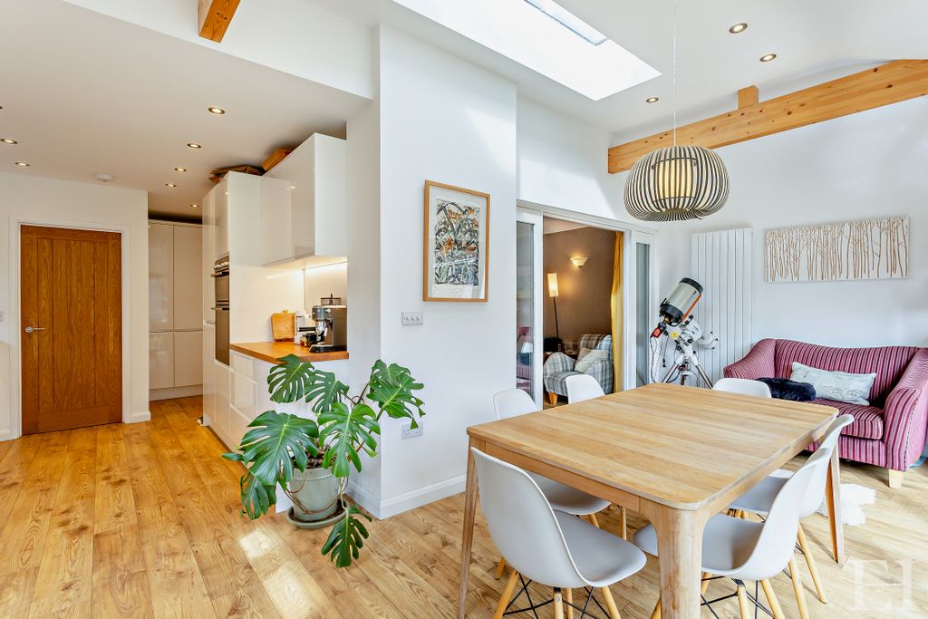 Property photo 3 of 26 8645641-Interiorwm10-800