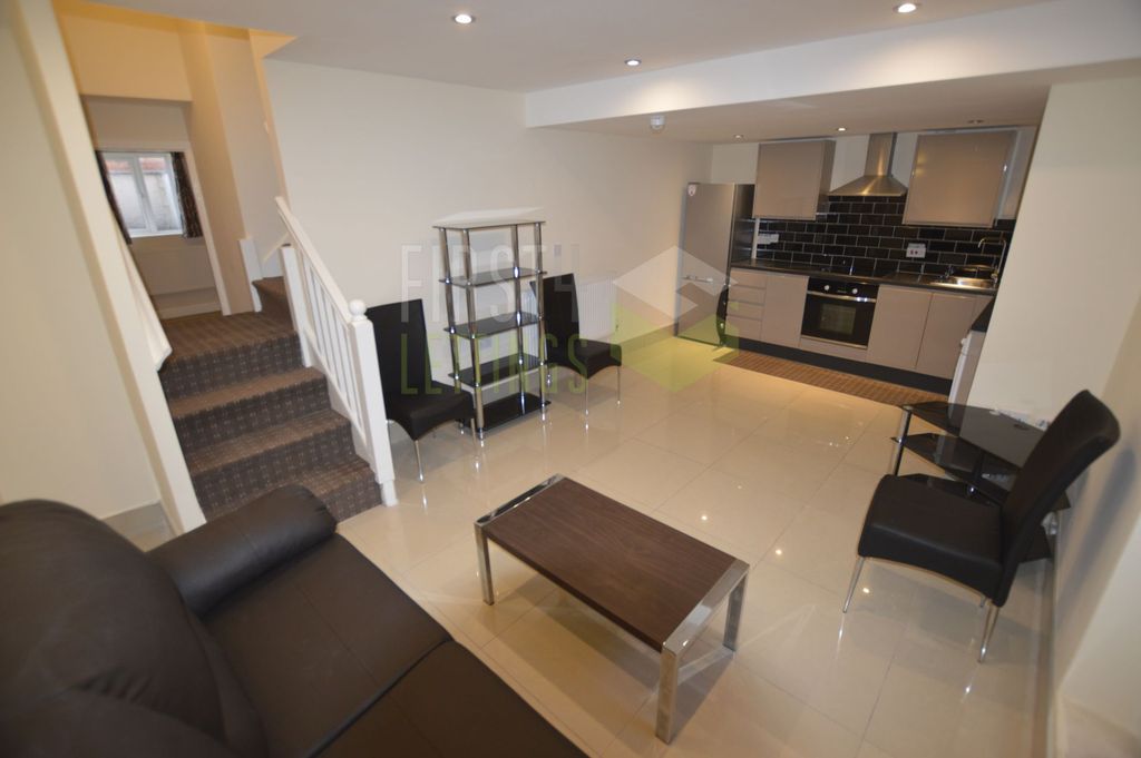 Property photo 1 of 9 Lounge / Kitchen