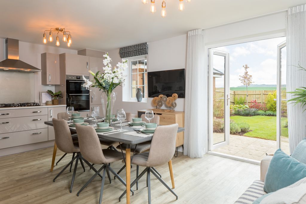 Property photo 1 of 10 Kitchen And Dining Room In 4 Bed Bayswater