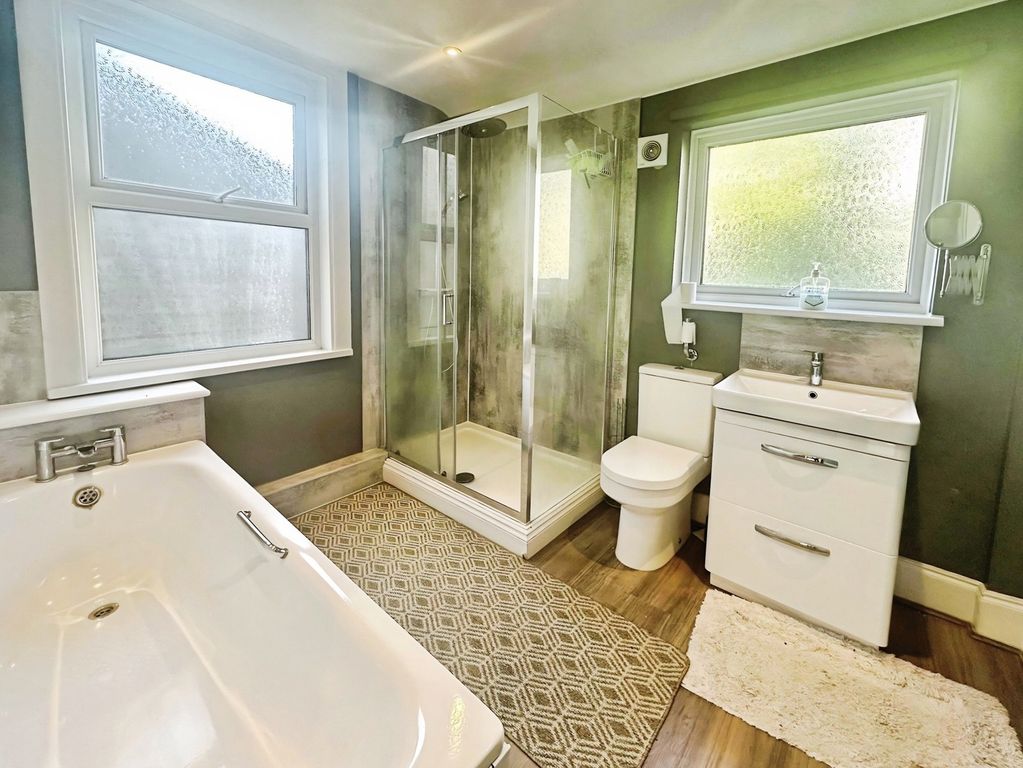 Property photo 3 of 8 Bathroom