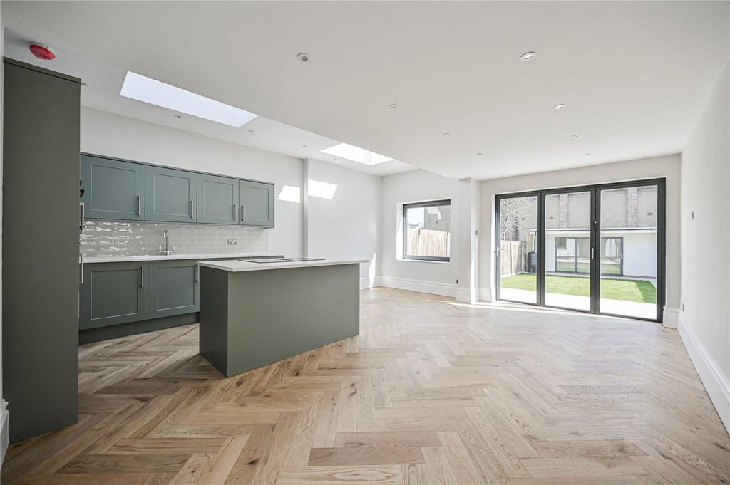 Property photo 2 of 28 Picture No. 11