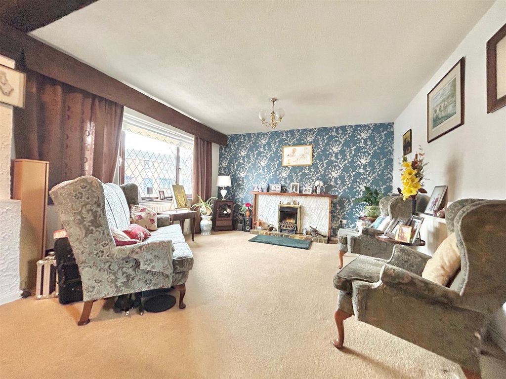 Property photo 2 of 11 Lounge.Jpg