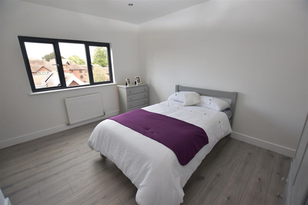 Property photo 2 of 9 17 Barlow A.Jpg