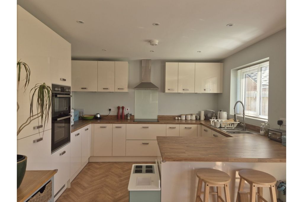Property photo 2 of 22 Kitchen/Diner