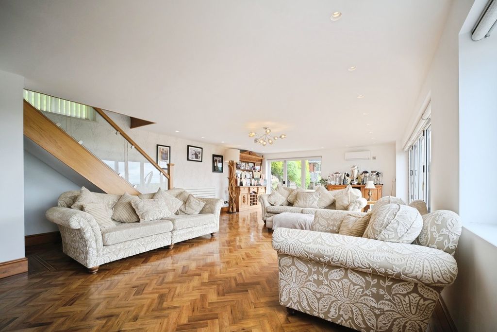 Property photo 3 of 34