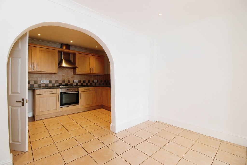 Property photo 2 of 10 Kitchen