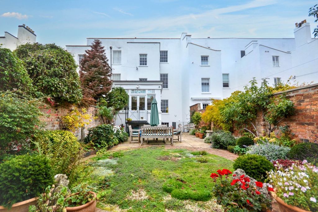 Property photo 2 of 32