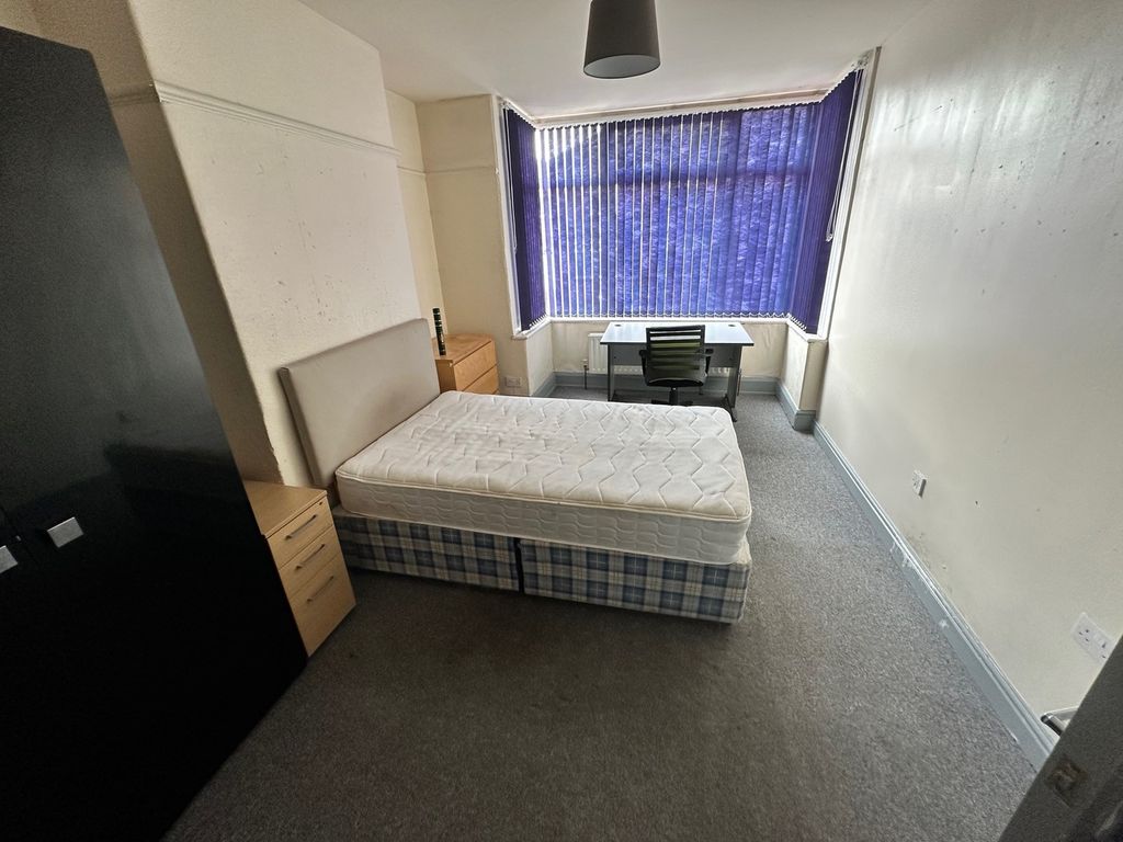 Property photo 2 of 5 This Inviting Double Bedroom Features Ample Natura...