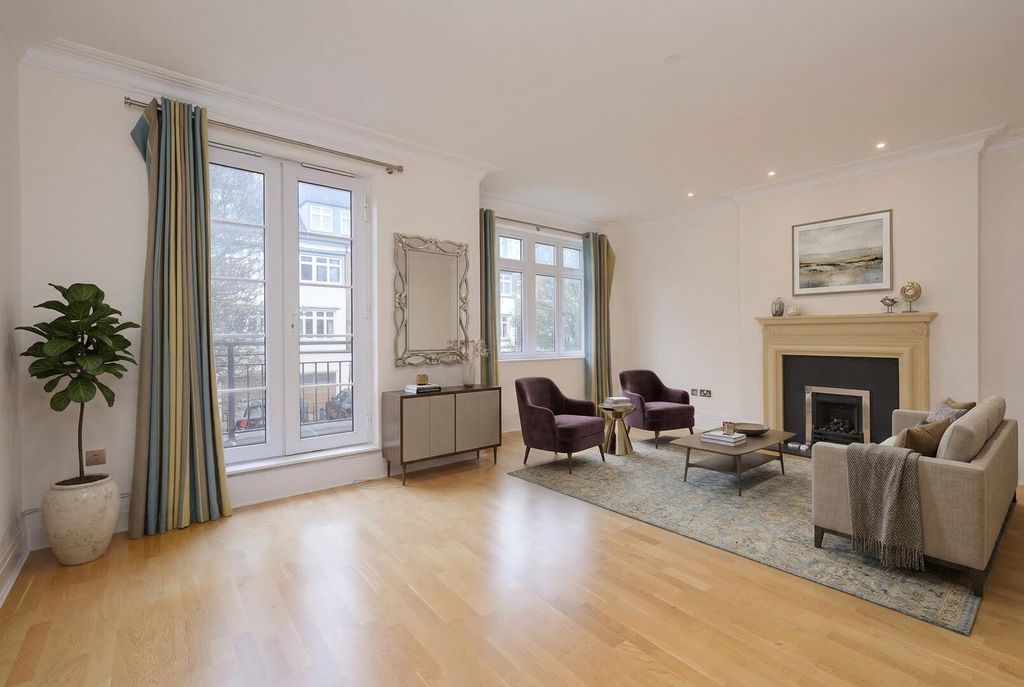 Property photo 3 of 18 Living Room