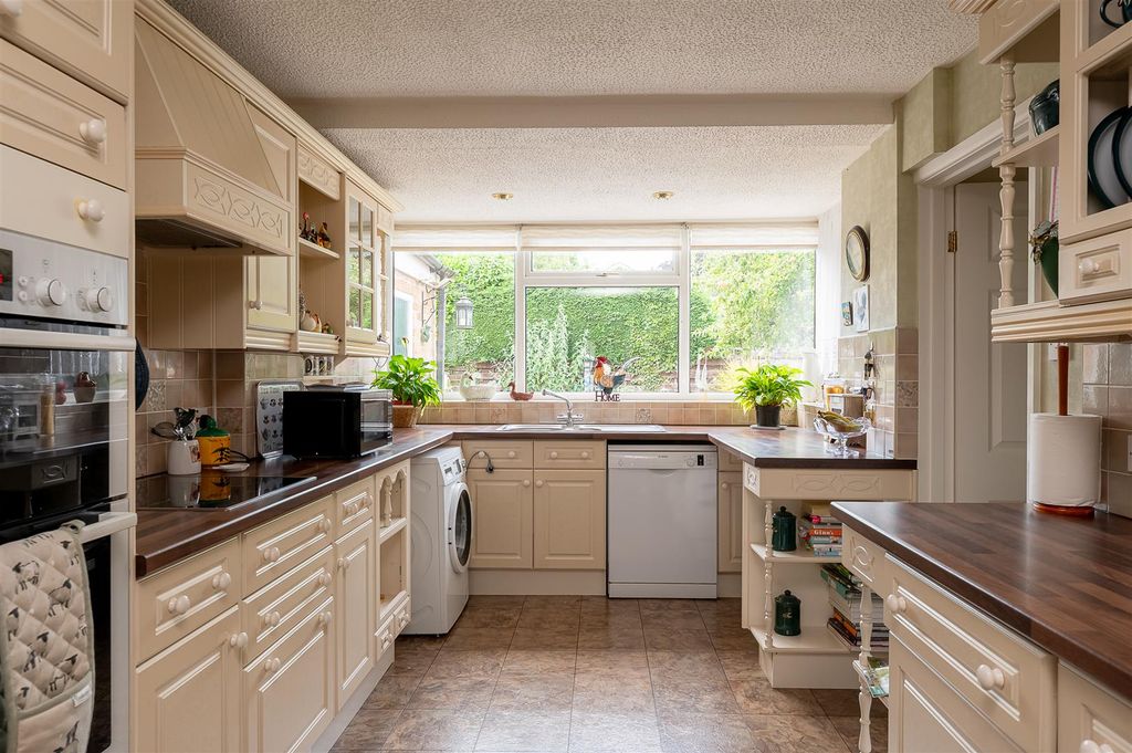 Property photo 3 of 21 Kitchen