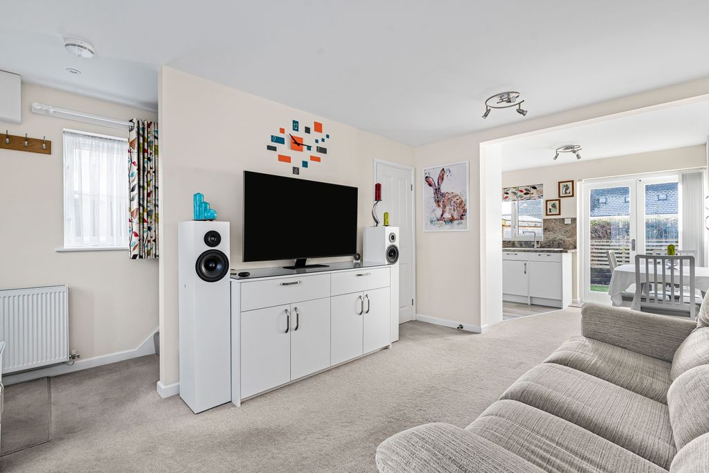 Property photo 3 of 20 Living Room (2)