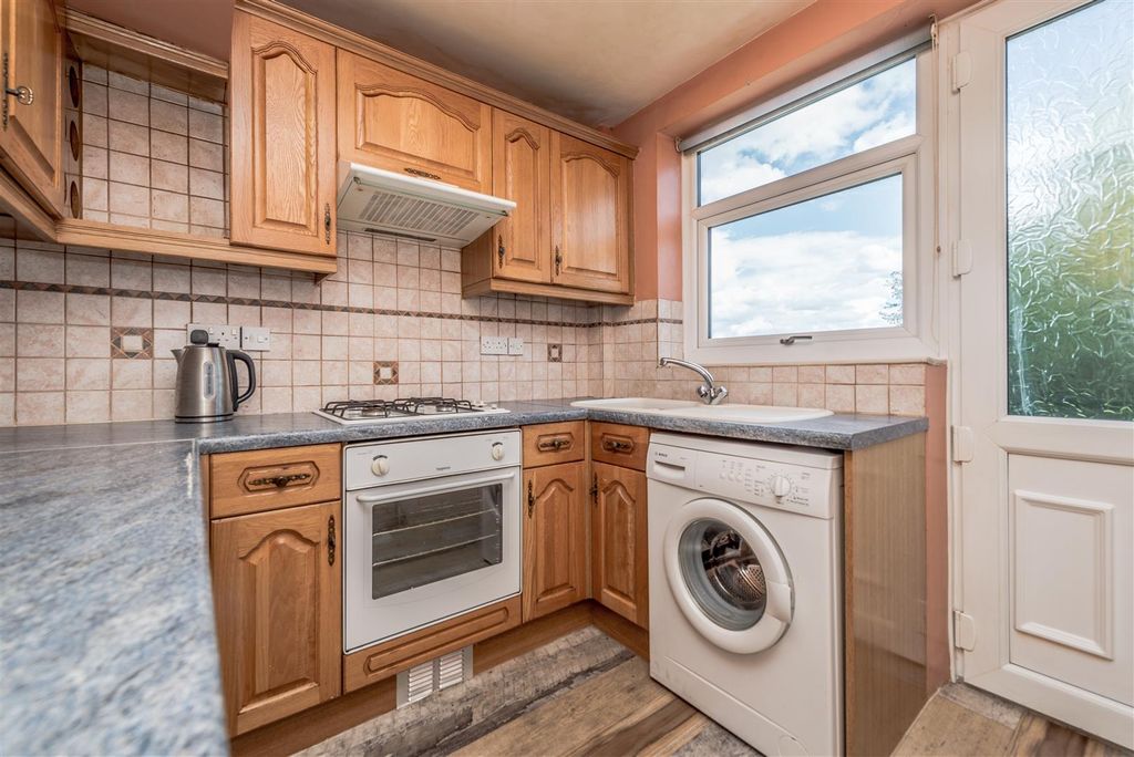 Property photo 3 of 18 Fitted Kitchen: