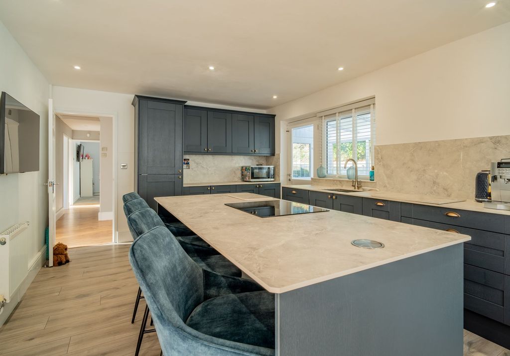 Property photo 2 of 33