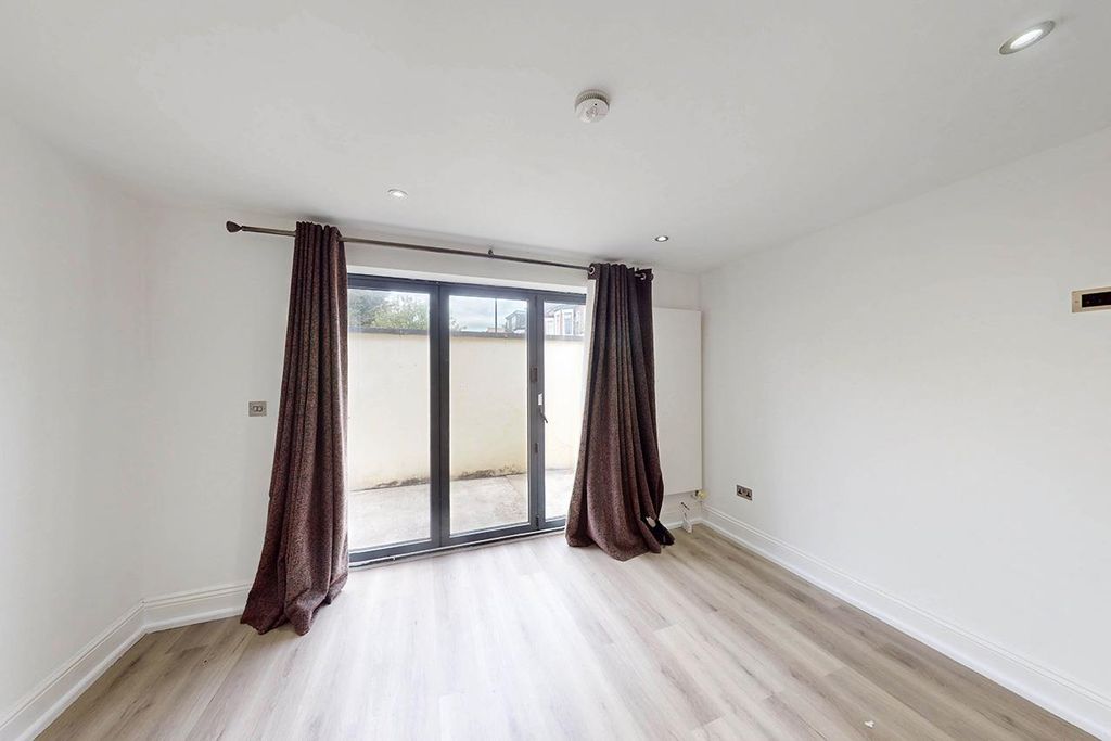 Property photo 3 of 17 W03.Jpg