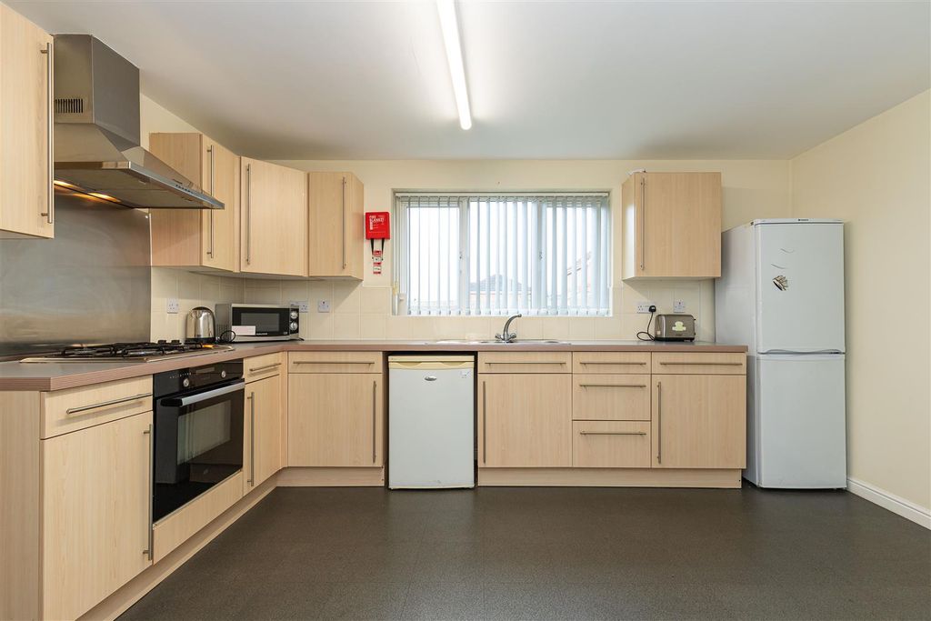 Property photo 2 of 15 19 Lakeside Close-7.Jpg