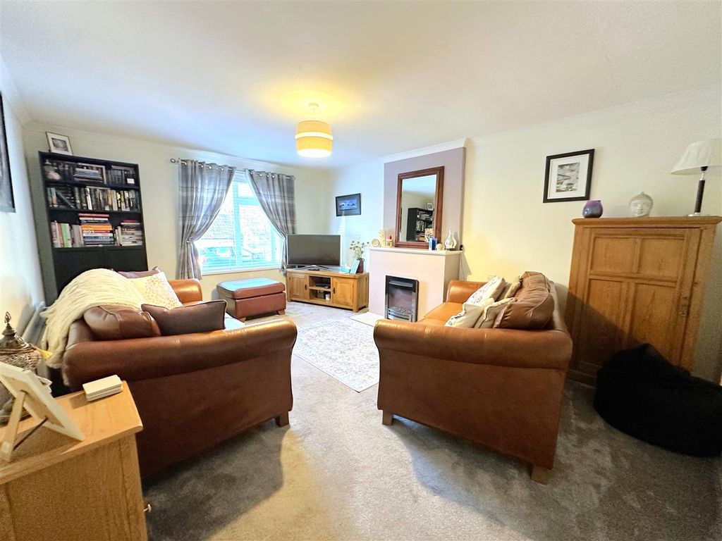 Property photo 3 of 27 Lounge