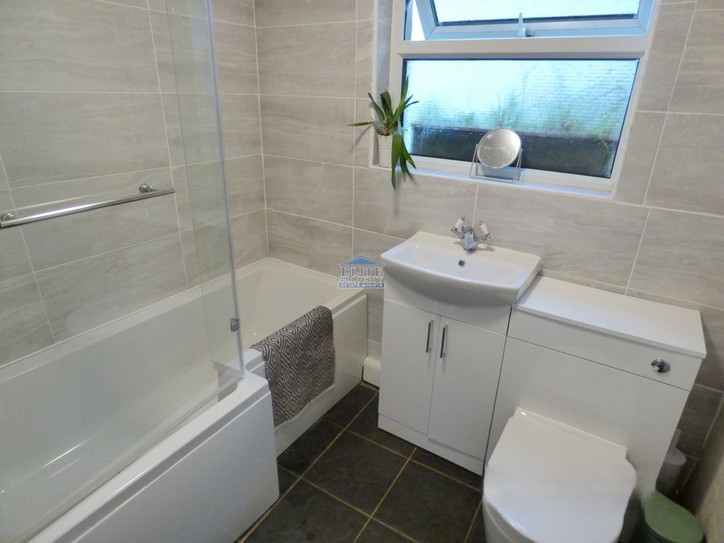 Property photo 3 of 18 Bathroom