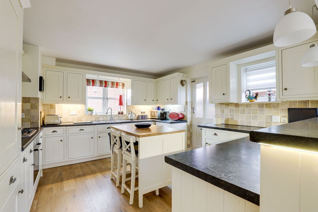 Property photo 3 of 44