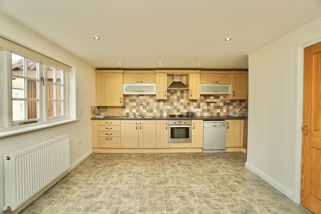 Property photo 2 of 9 Kitchen