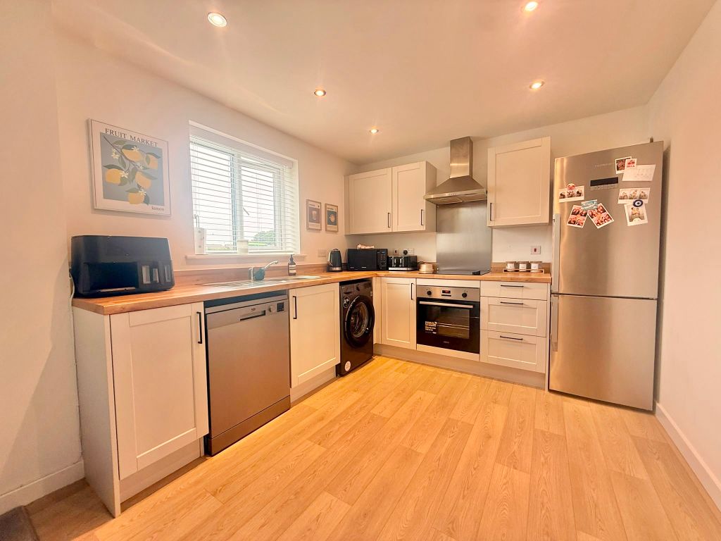 Property photo 2 of 7 Kitchen