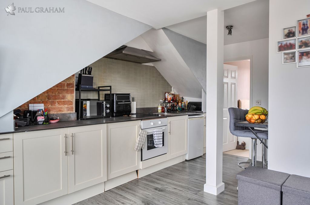 Property photo 3 of 13 71076d12-Af3F-4B02-865c-E0A255E985F8