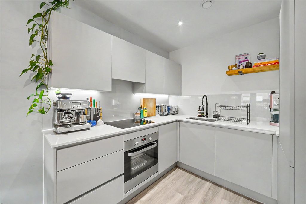 Property photo 3 of 11 Kitchen