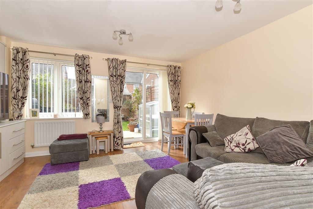 Property photo 3 of 11 Kitchen