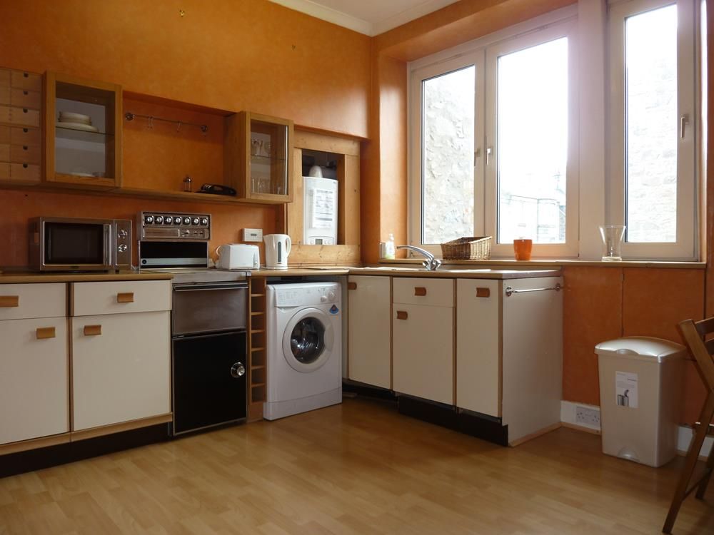 Property photo 1 of 4 57 Bedford Place, 1st Right − Kitchen