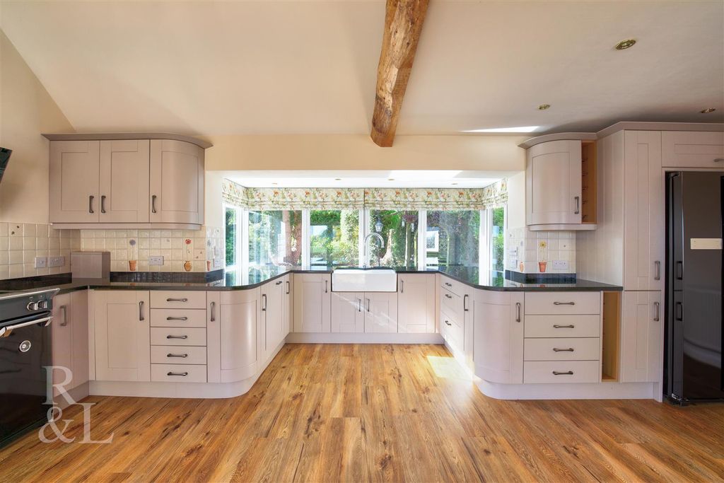 Property photo 3 of 46 6 Meadow Lane (7).Jpg