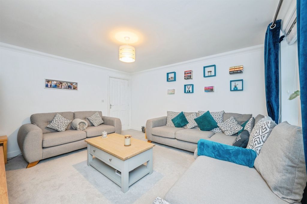 Property photo 3 of 16 Lounge