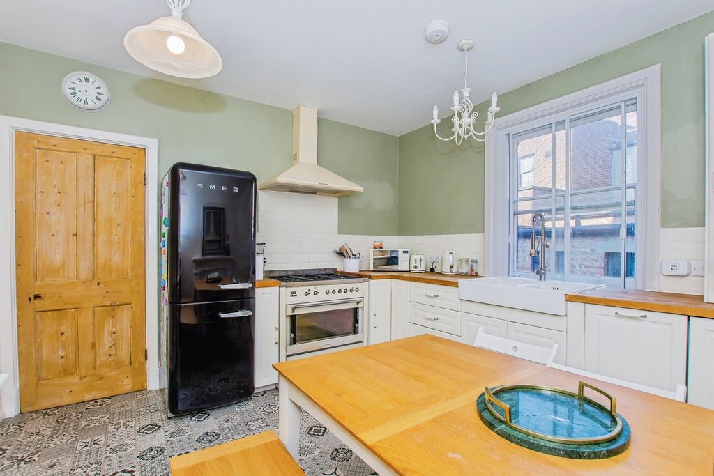 Property photo 3 of 10 Kitchen