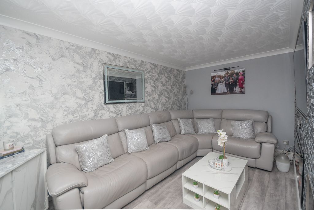 Property photo 3 of 15 Lounge