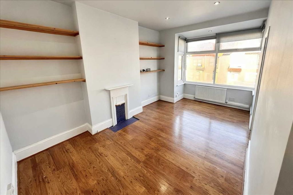 Property photo 2 of 5 Location &amp; Amenities: