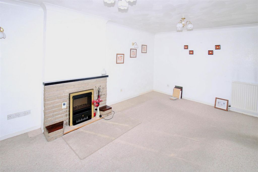 Property photo 2 of 15 Lounge