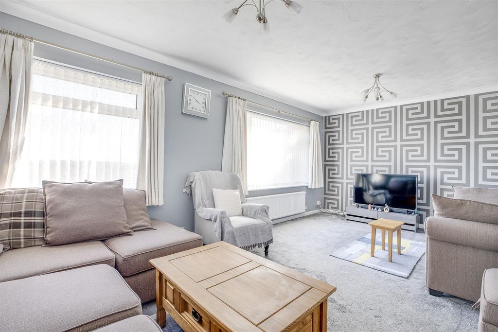 Property photo 3 of 15 24 Curlew Close, Hp13 5Jy-6.Jpg