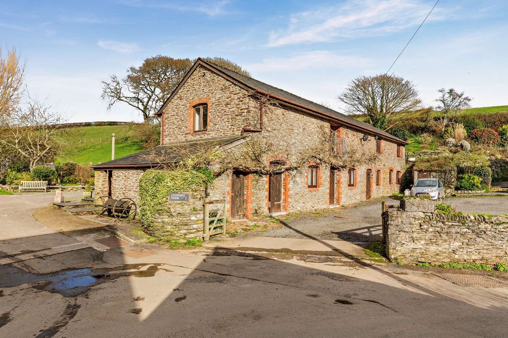 Property photo 2 of 18 Ledstone Farm