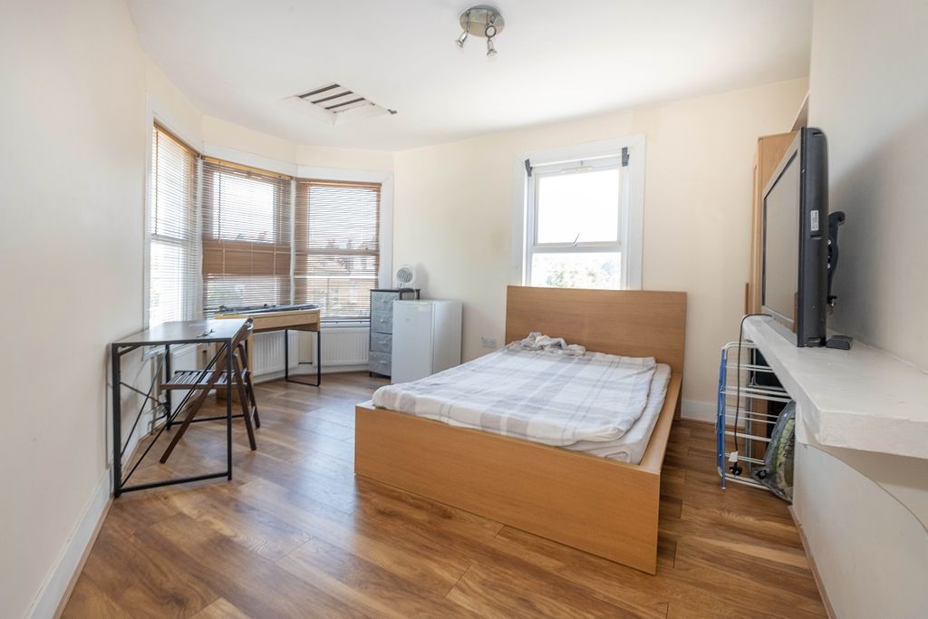 Property photo 3 of 6 2A-Barmouth-Road-...